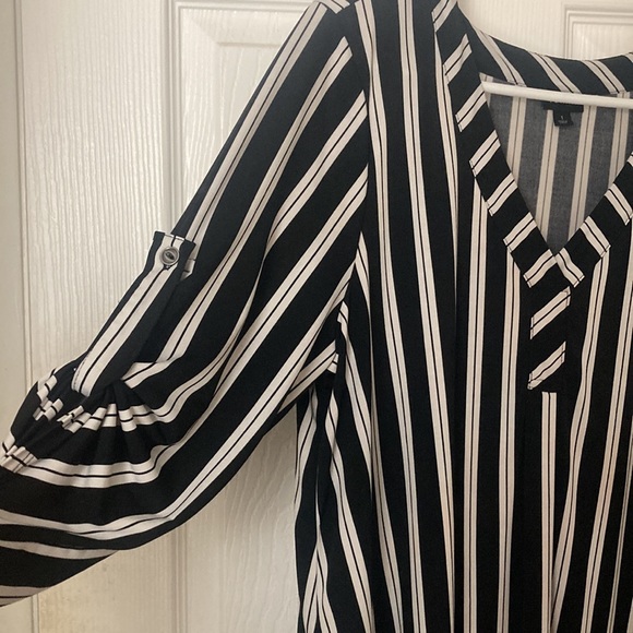 Torrid Vertical Stripe Split V-Neck Knit Top - Picture 3 of 6